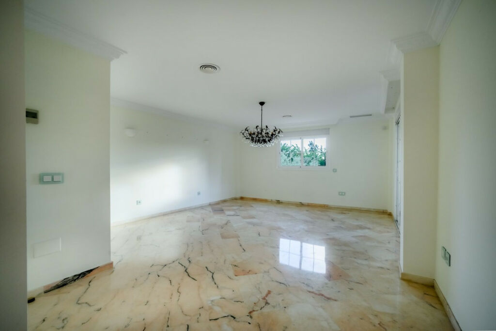 Detached Villa Nueva Andalucía Málaga - image 16