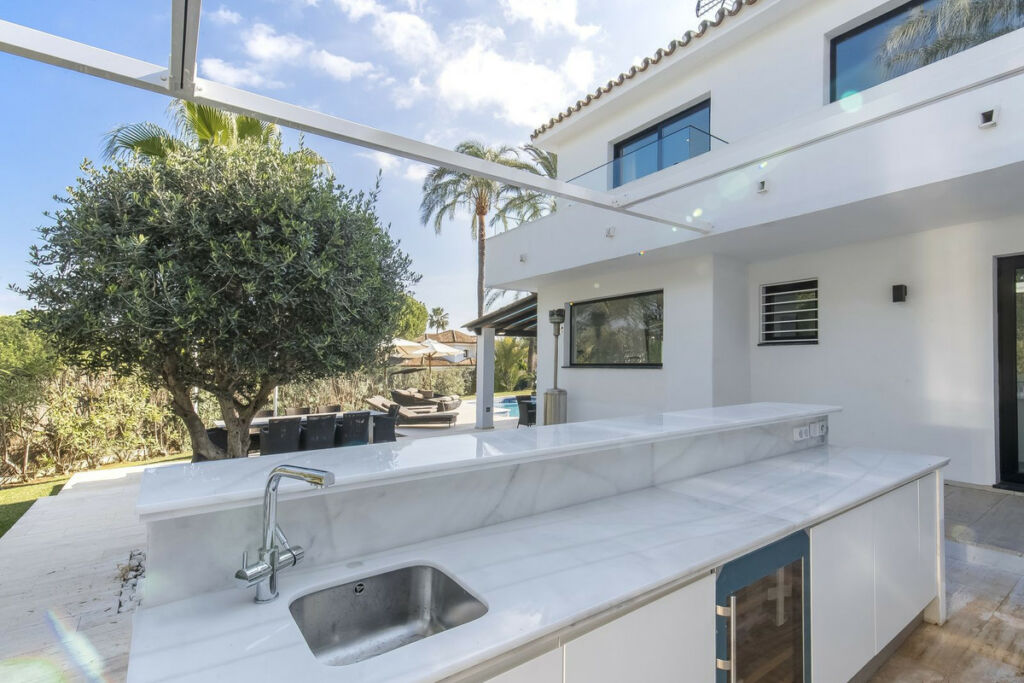 Detached Villa Nueva Andalucía Málaga - image 13