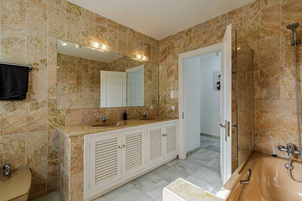 Detached Villa El Paraiso Málaga - image 15