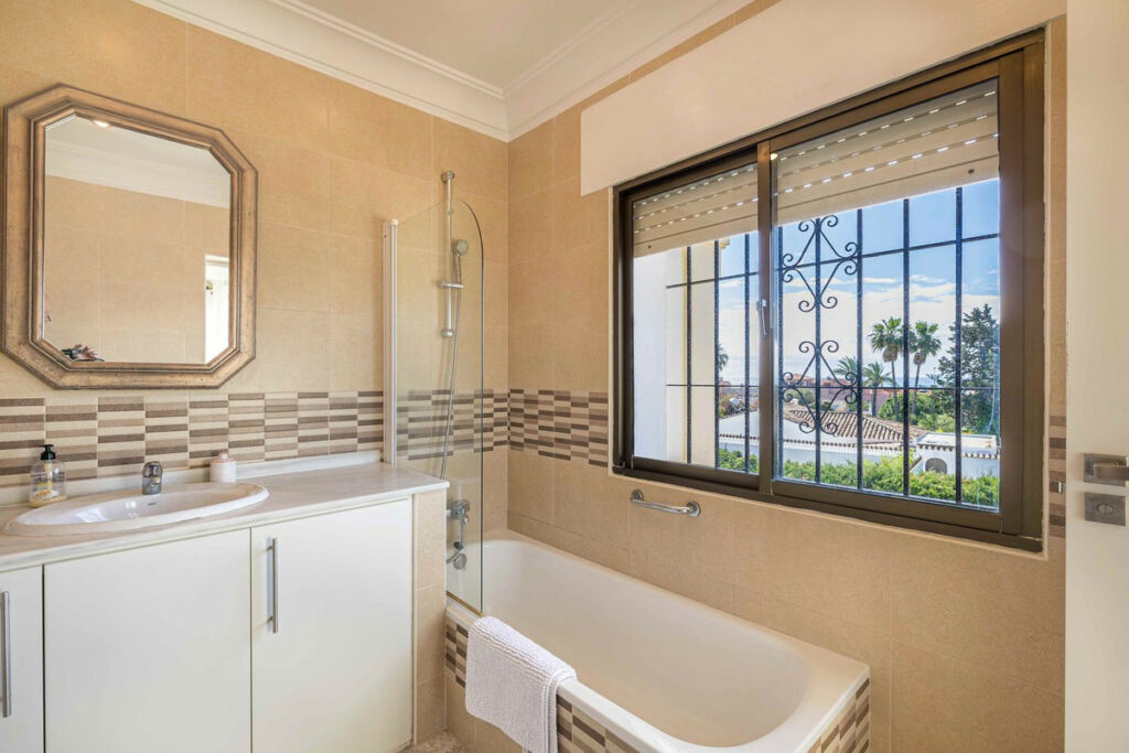 Detached Villa Estepona Málaga - image 16