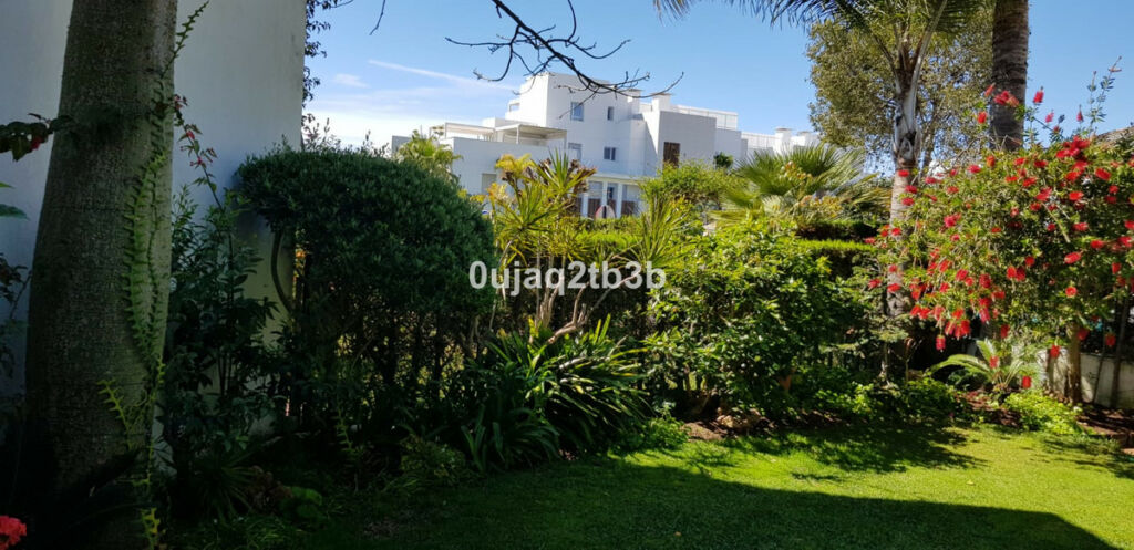 Detached Villa New Golden Mile Málaga - image 16