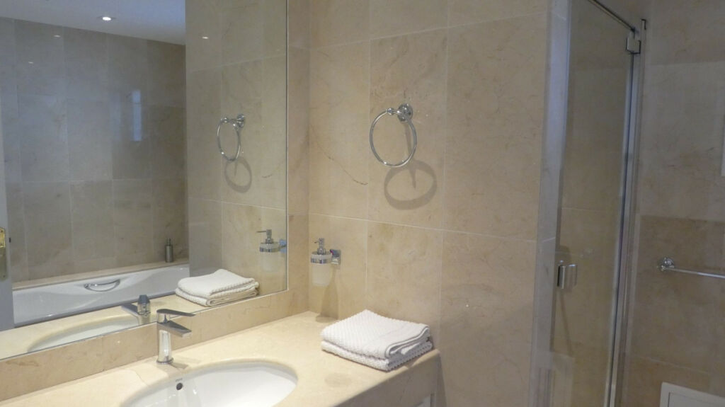Detached Villa Estepona Málaga - image 16