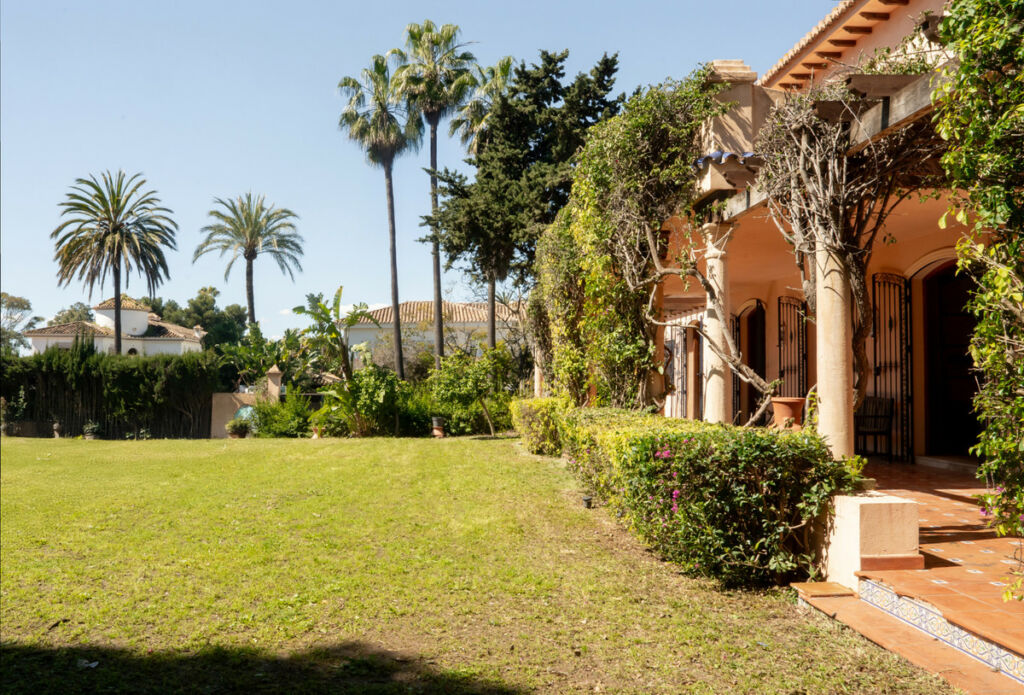 Detached Villa Estepona Málaga - image 16
