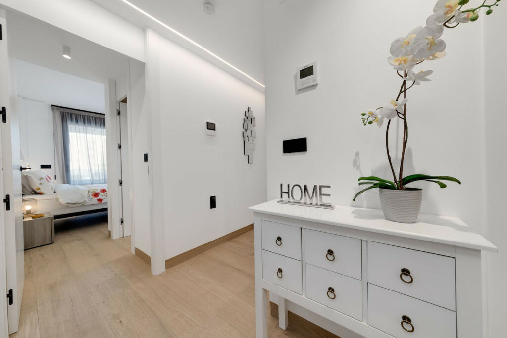 Middle Floor Apartment Torrevieja Alicante - image 4
