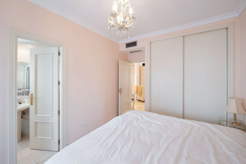 Middle Floor Apartment Estepona Málaga - image 16