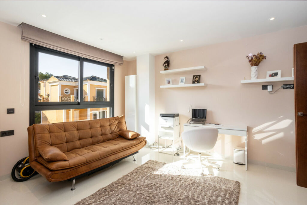 Detached Villa Villamartin Alicante - image 17
