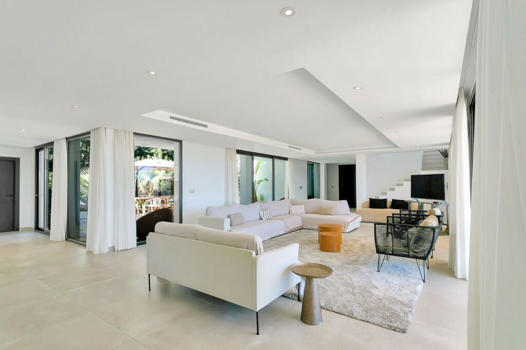 Detached Villa Cabopino Málaga - image 4