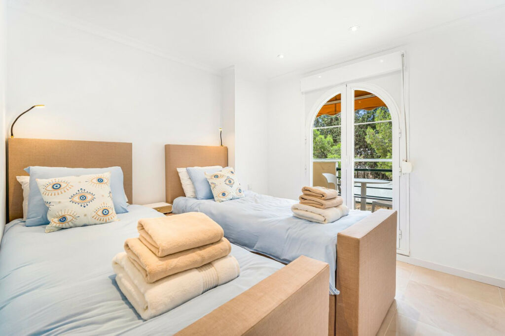 Middle Floor Apartment Aloha Málaga - image 17