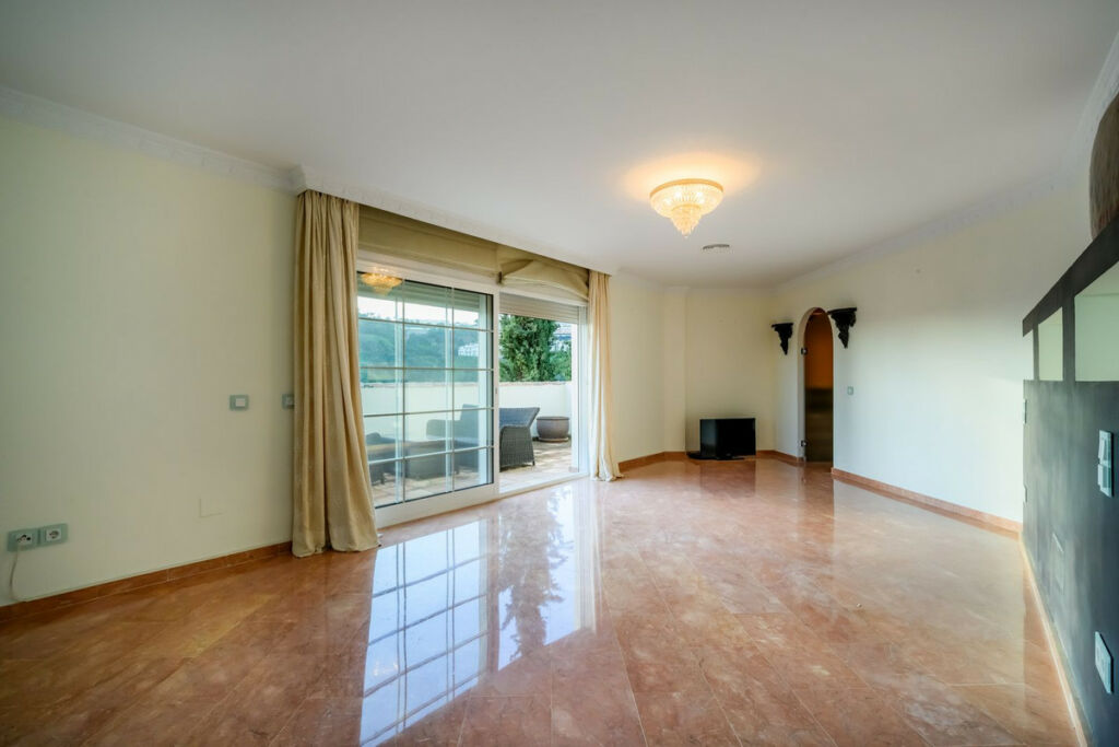 Detached Villa Nueva Andalucía Málaga - image 18