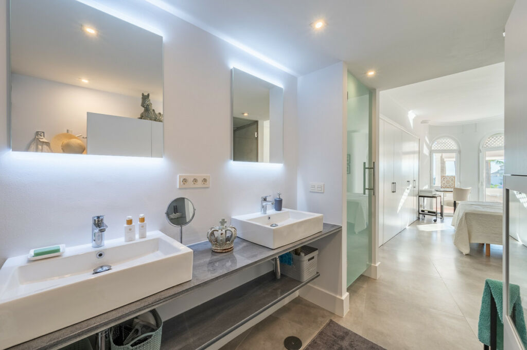 Middle Floor Apartment The Golden Mile Málaga - image 18