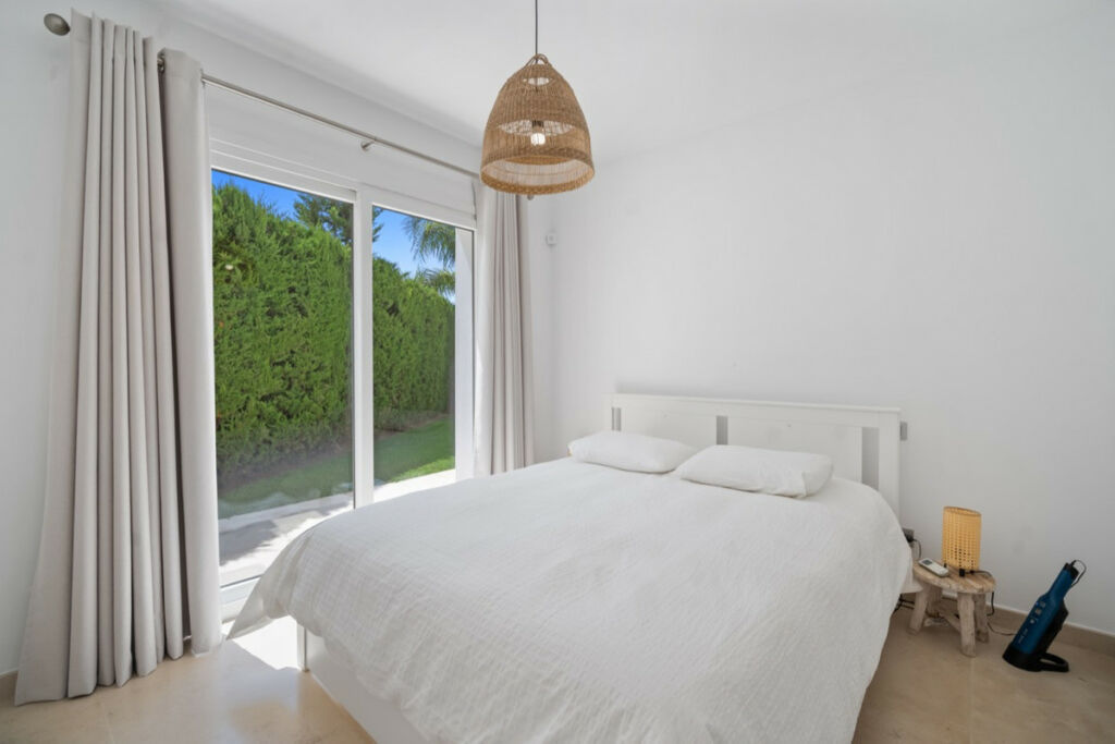 Detached Villa El Paraiso Málaga - image 18