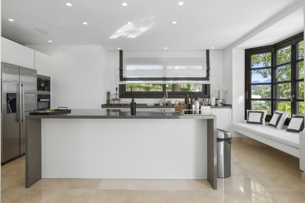 Detached Villa Nueva Andalucía Málaga - image 18