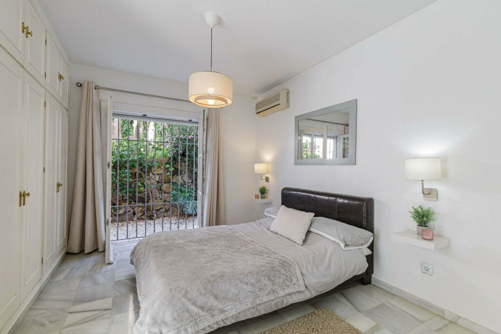 Detached Villa El Paraiso Málaga - image 18