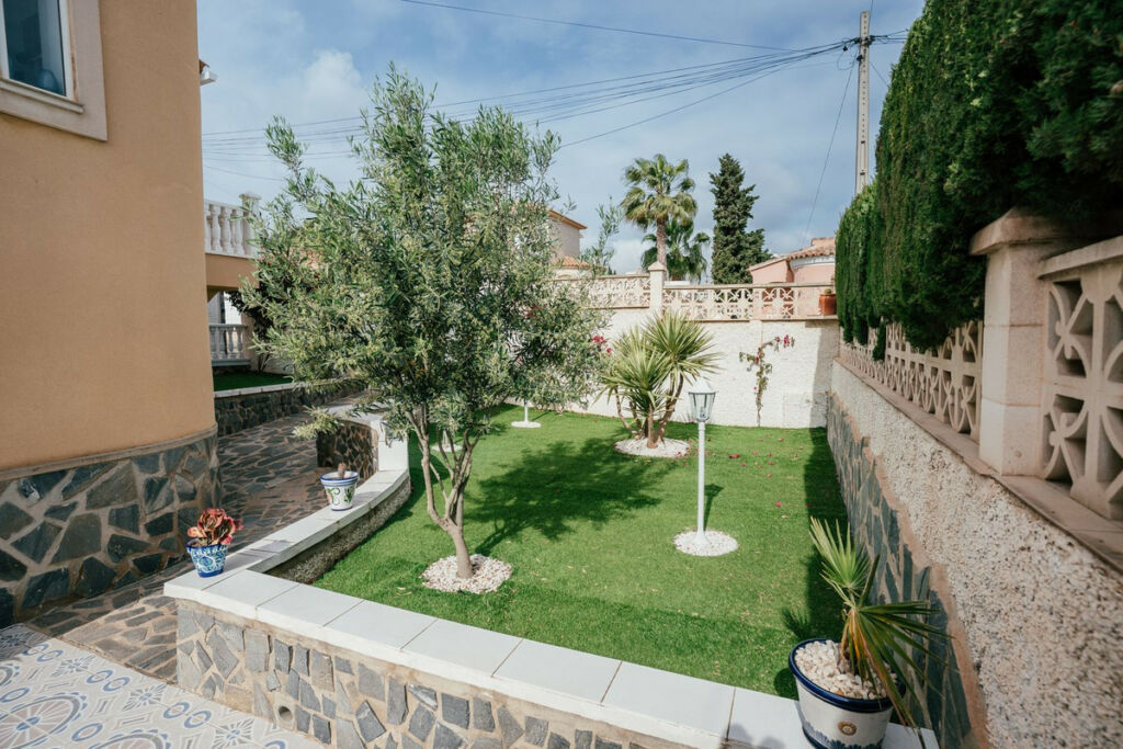 Detached Villa Villamartin Alicante - image 19