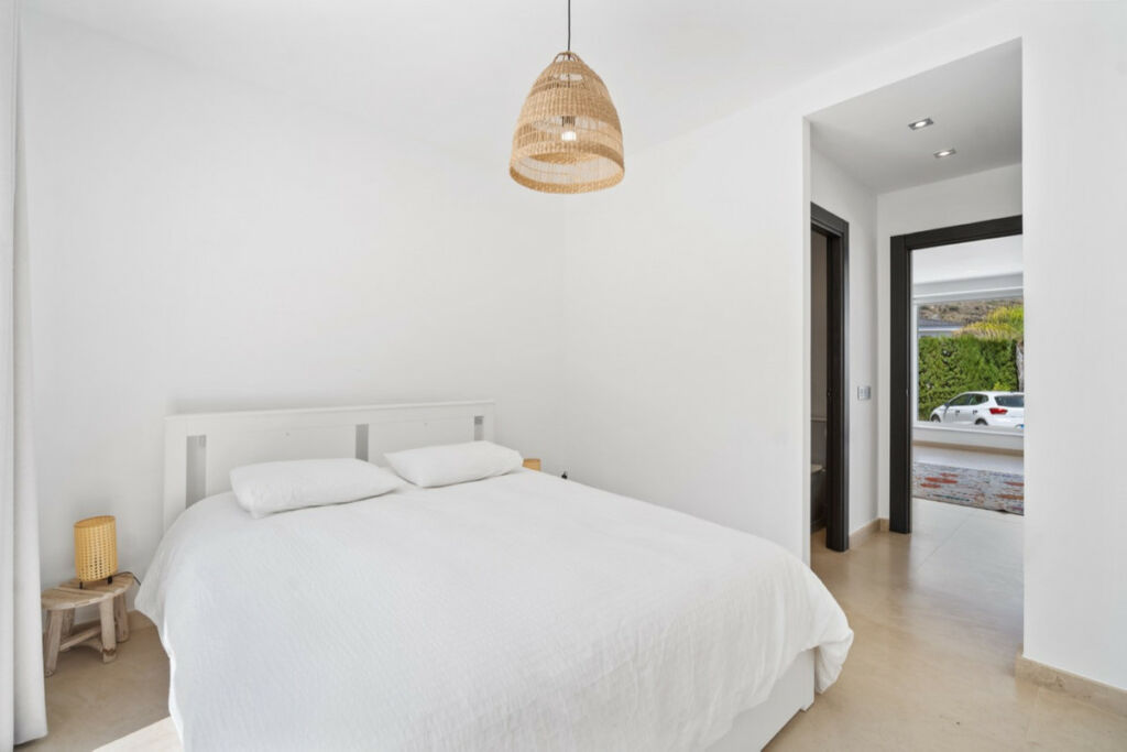 Detached Villa El Paraiso Málaga - image 19