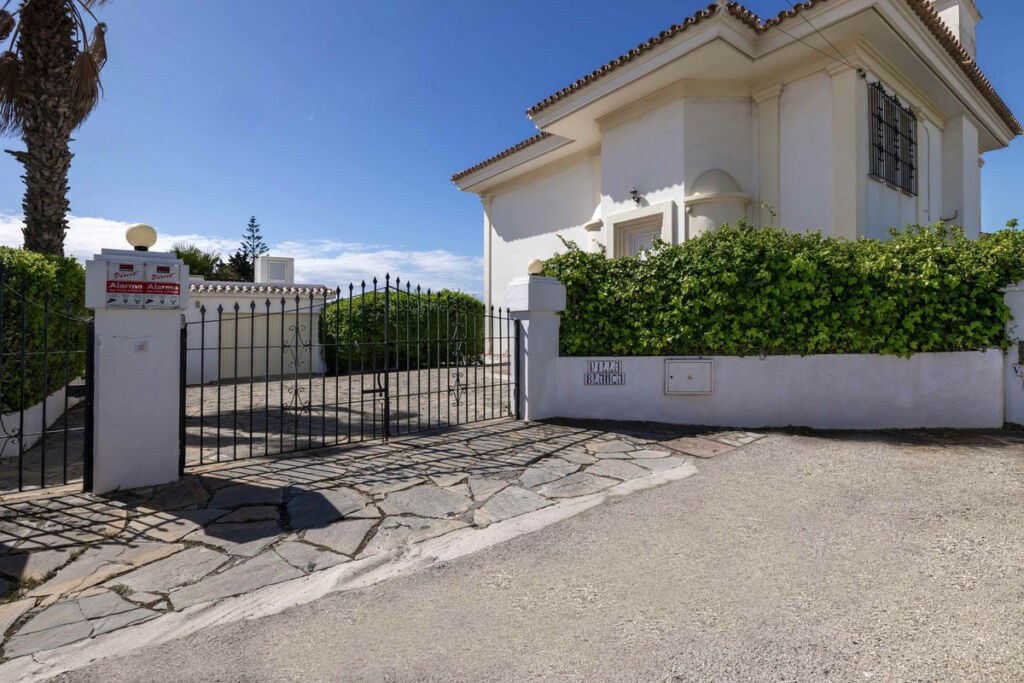 Detached Villa Estepona Málaga - image 19