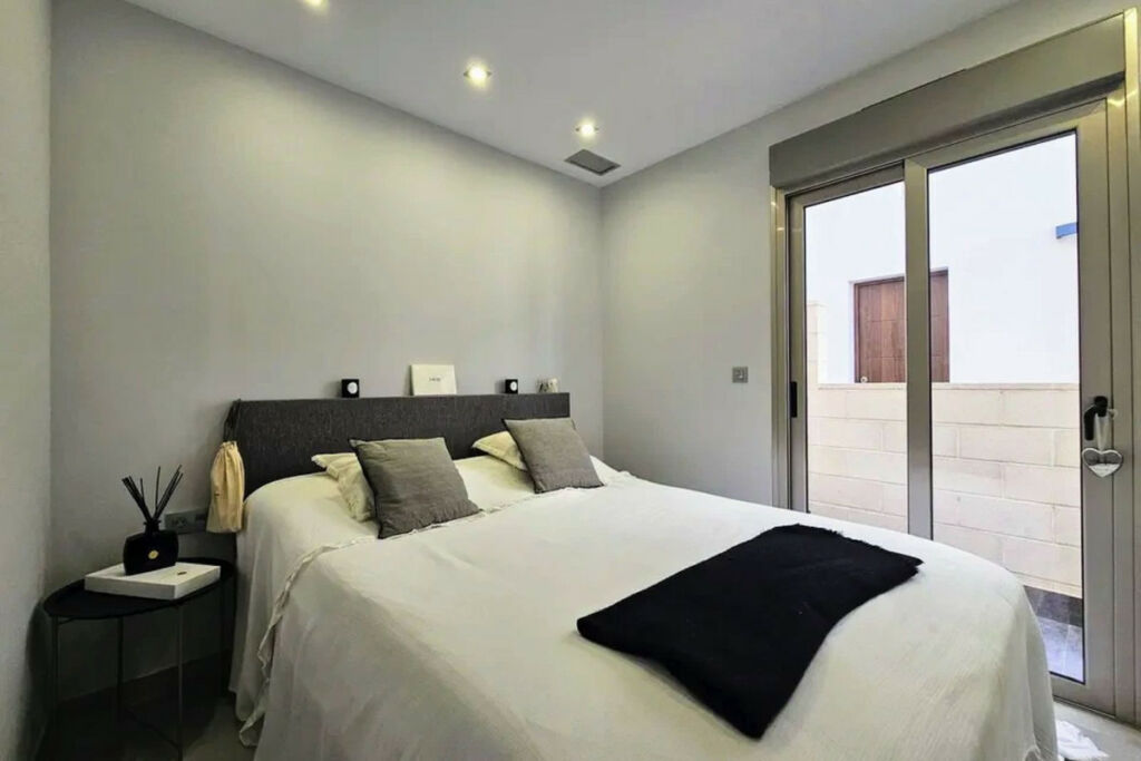 Detached Villa Villamartin Alicante - image 19