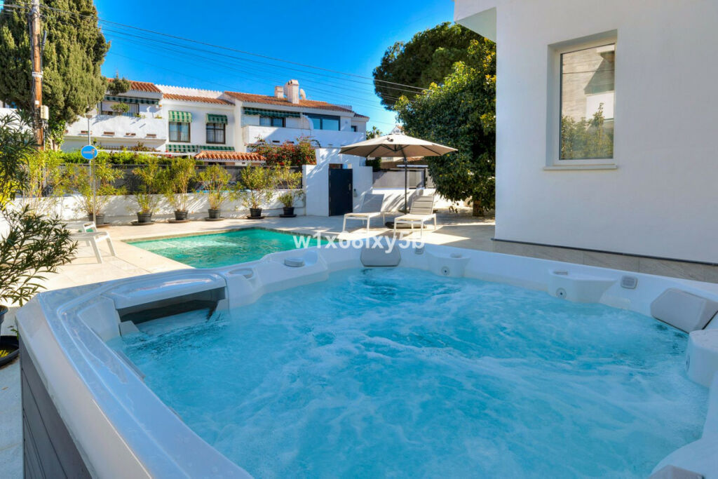 Detached Villa San Pedro de Alcántara Málaga - image 2