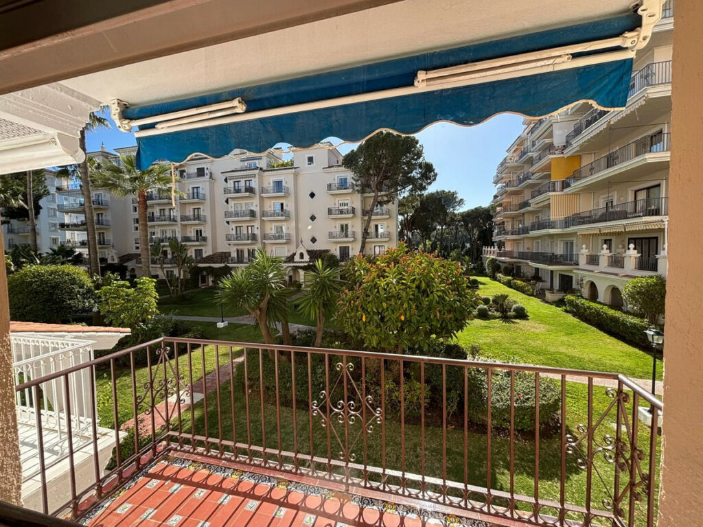 Middle Floor Apartment Nueva Andalucía Málaga - image 2