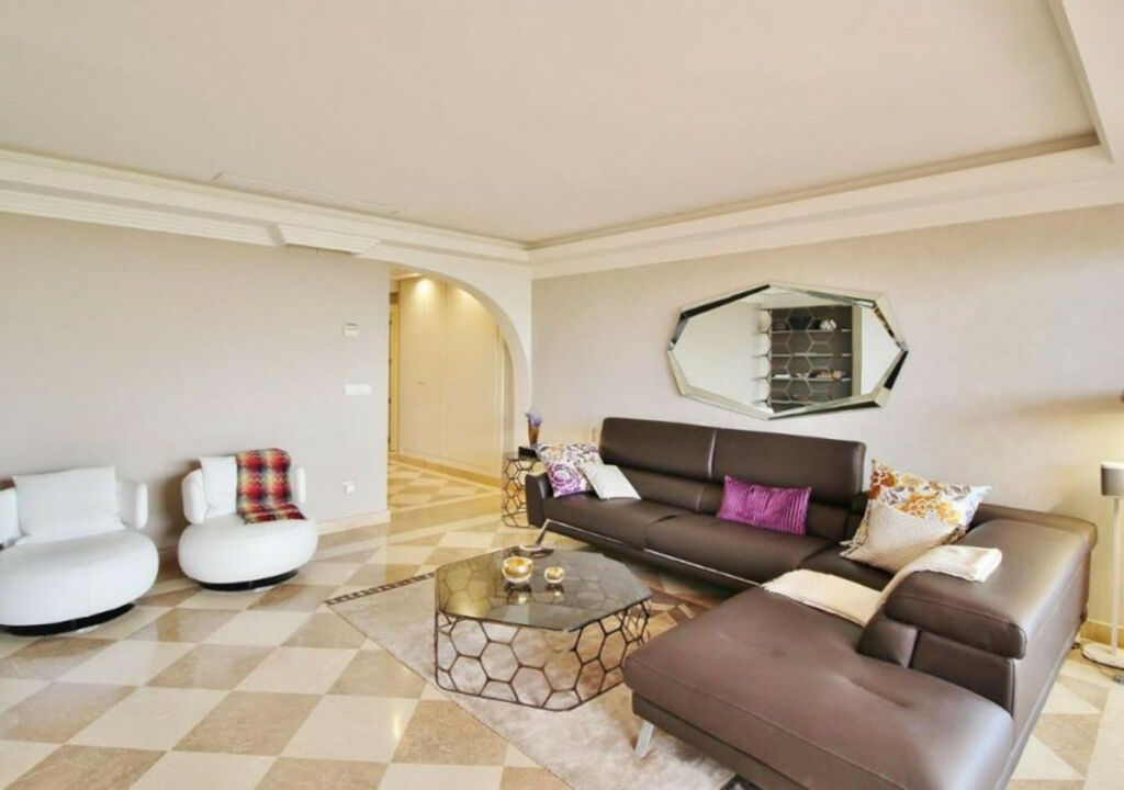 Middle Floor Apartment Nueva Andalucía Málaga - image 2