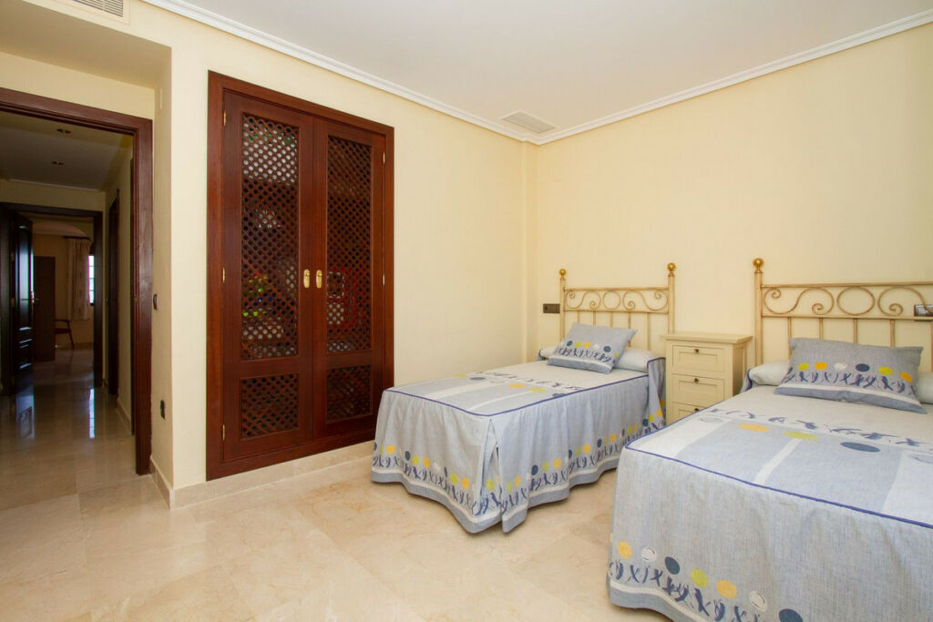 Middle Floor Apartment La Mairena Málaga - image 11