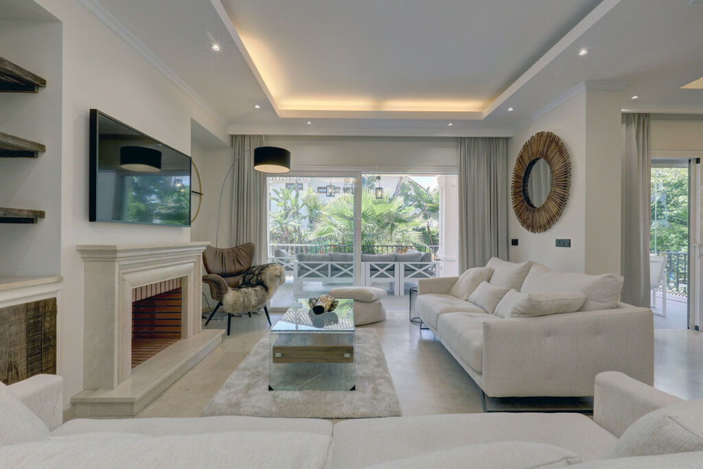 Detached Villa Cabopino Málaga - image 2