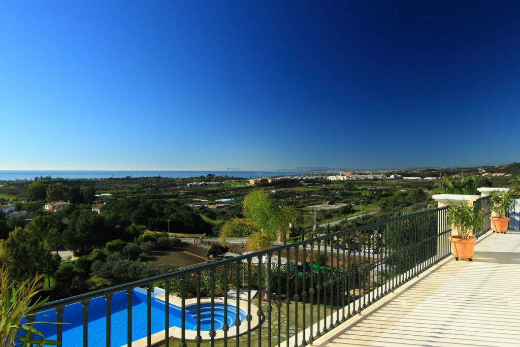 Detached Villa Los Flamingos Málaga - image 2