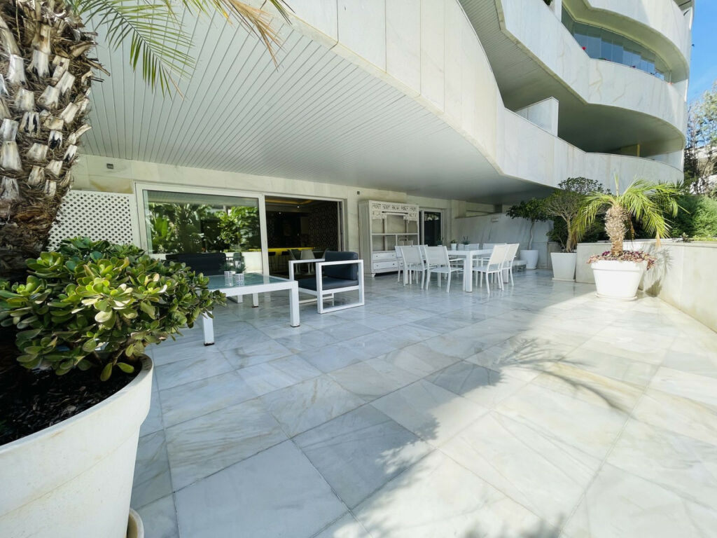Ground Floor Apartment Puerto Banús Málaga - image 2
