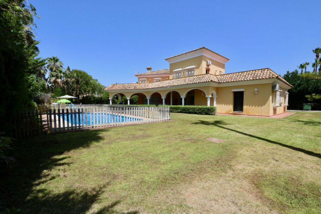 Detached Villa Sotogrande Costa Cádiz - image 2