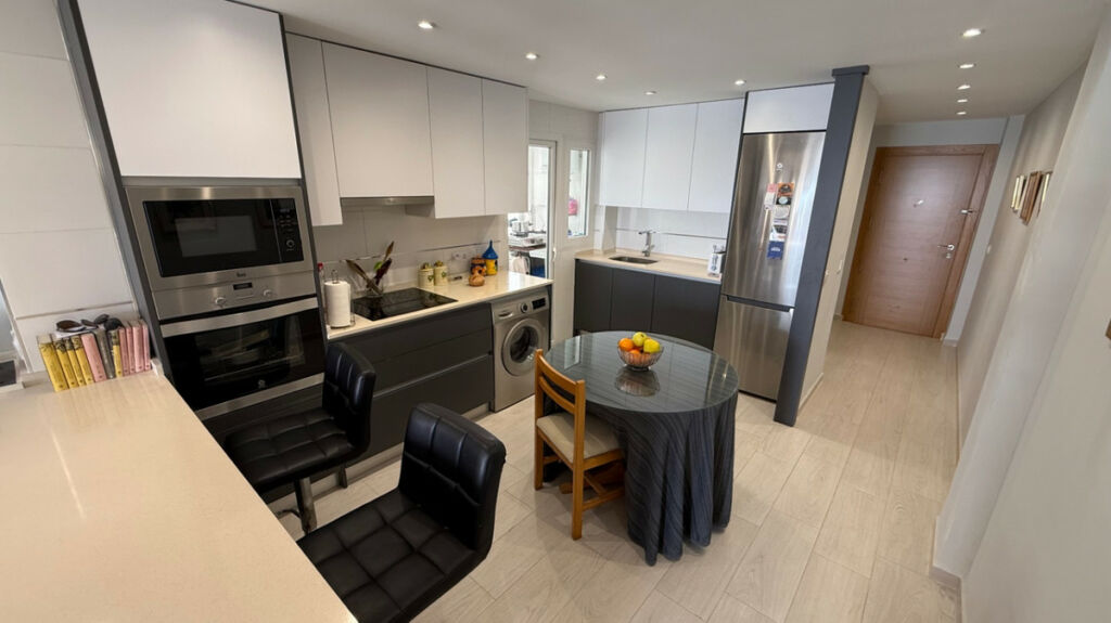 Middle Floor Apartment Torrevieja Alicante - image 2