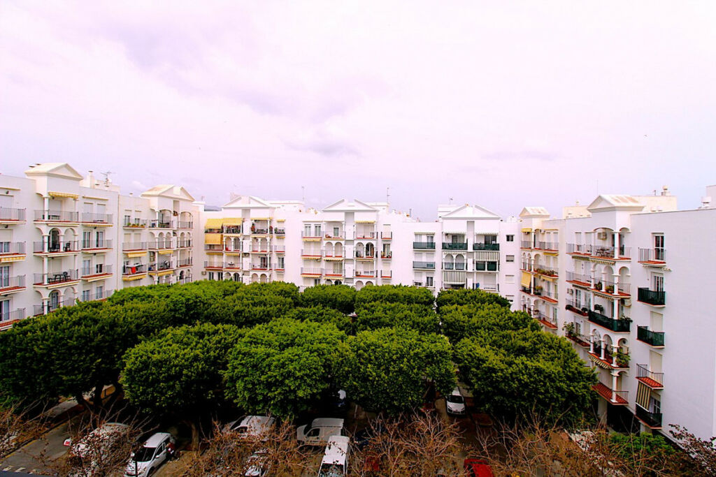 Middle Floor Apartment Estepona Málaga - image 2