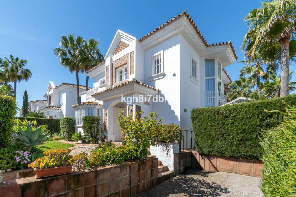 Detached Villa Estepona Málaga - image 2