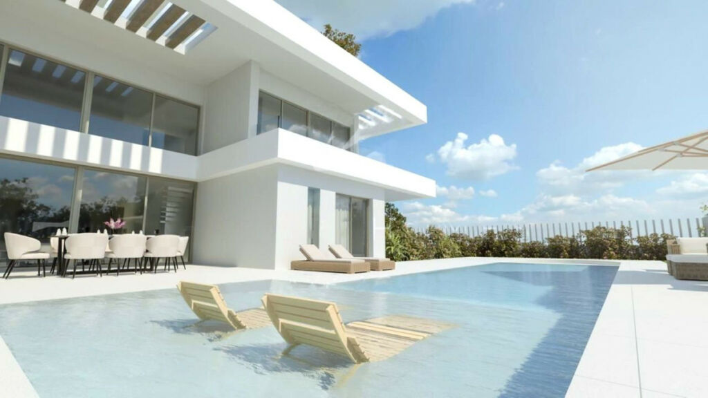 Detached Villa Manilva Málaga - image 2