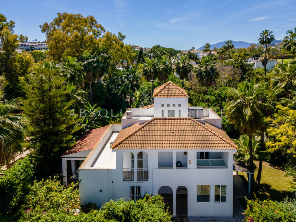 Detached Villa Nueva Andalucía Málaga - image 2