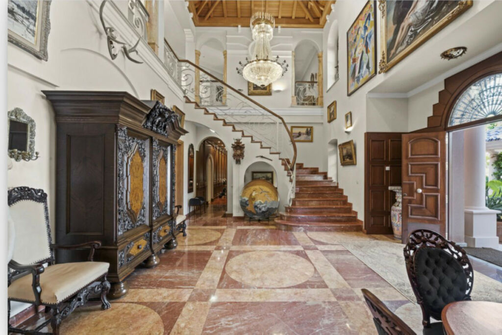 Detached Villa Nueva Andalucía Málaga - image 2