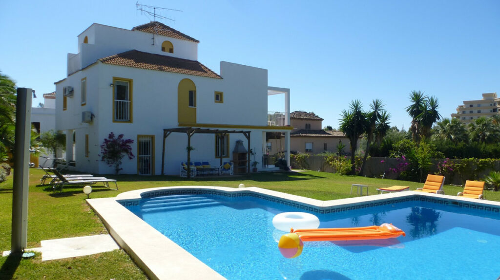 Detached Villa Nueva Andalucía Málaga - image 2