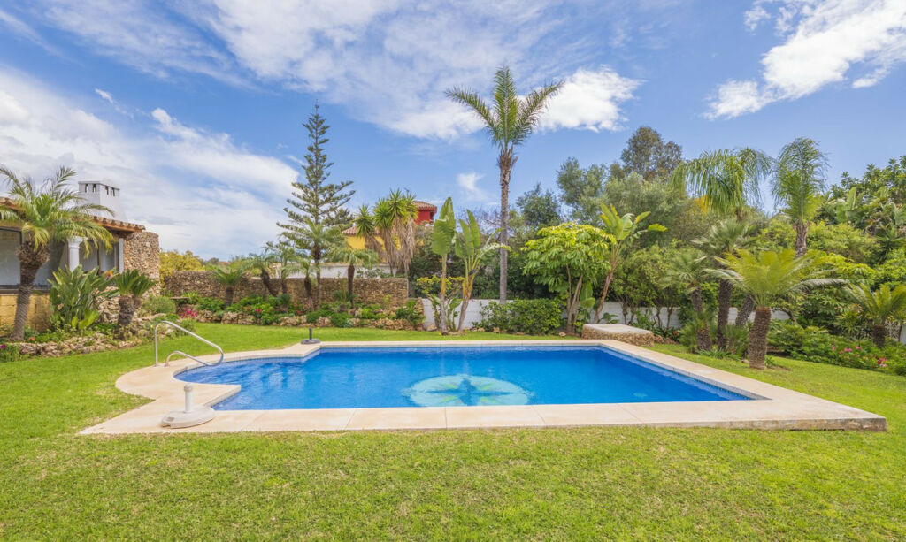 Detached Villa Las Chapas Málaga - image 2