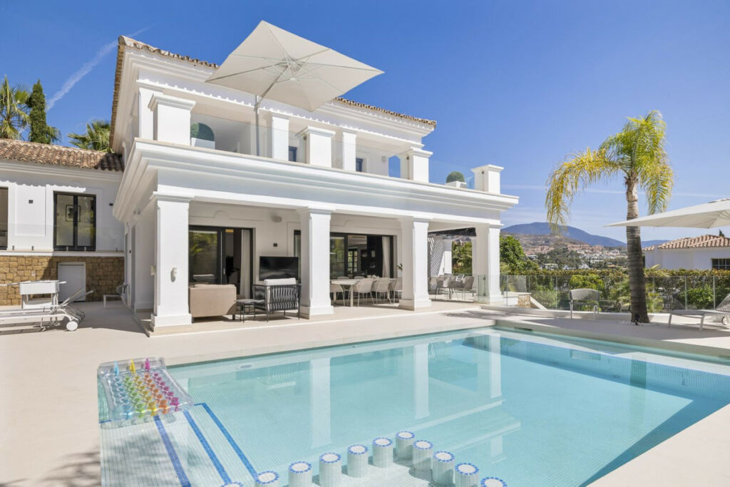 Detached Villa Nueva Andalucía Málaga - image 2