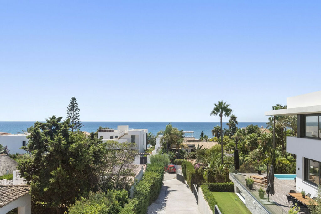 Detached Villa Costabella Málaga - image 2