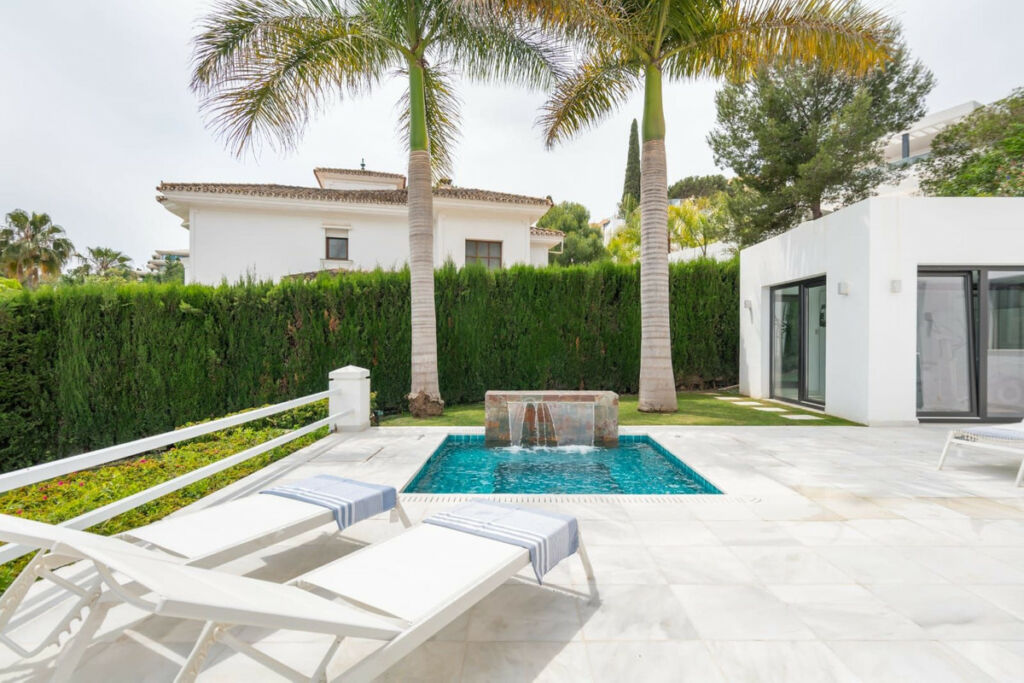 Detached Villa Nueva Andalucía Málaga - image 2