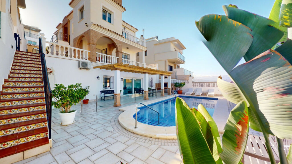 Detached Villa Torre del Mar Málaga - image 2