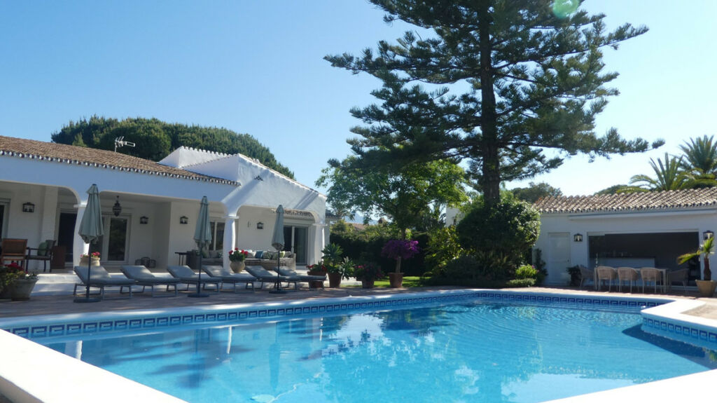 Detached Villa Estepona Málaga - image 2