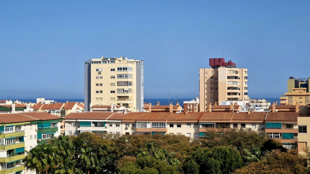 Middle Floor Apartment Fuengirola Málaga - image 2