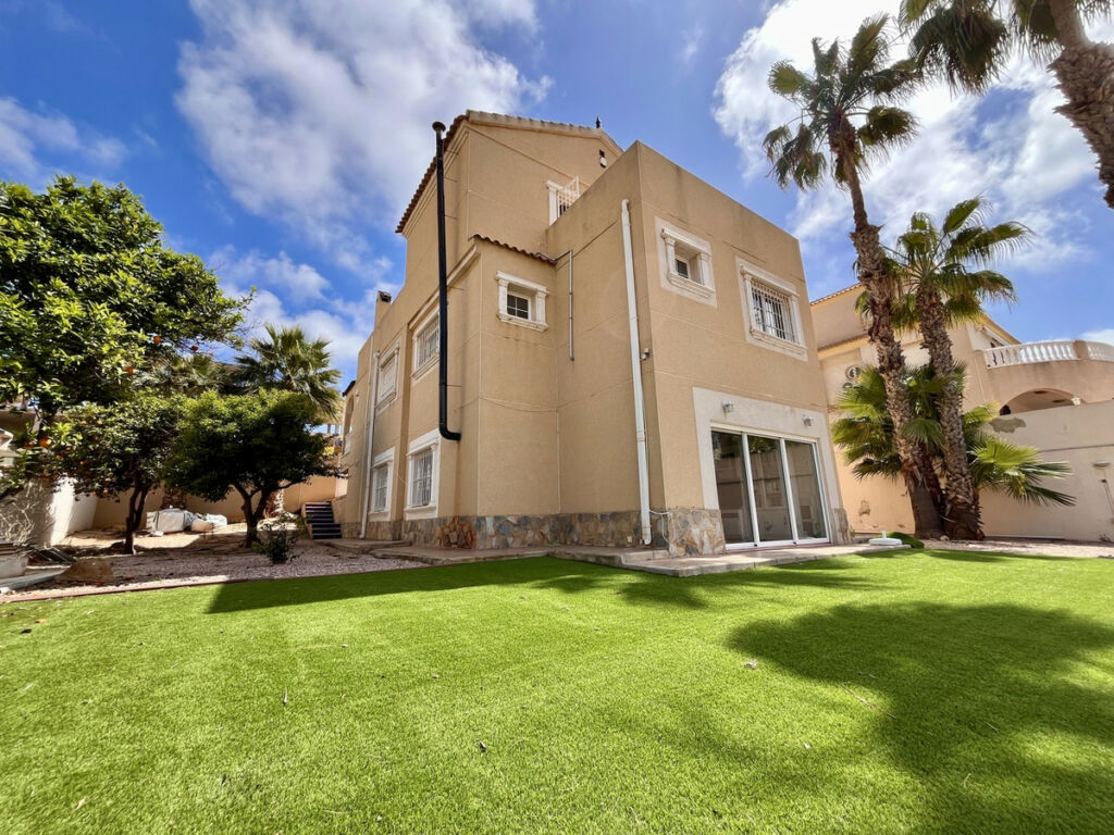 Detached Villa La Zenia Alicante - image 2