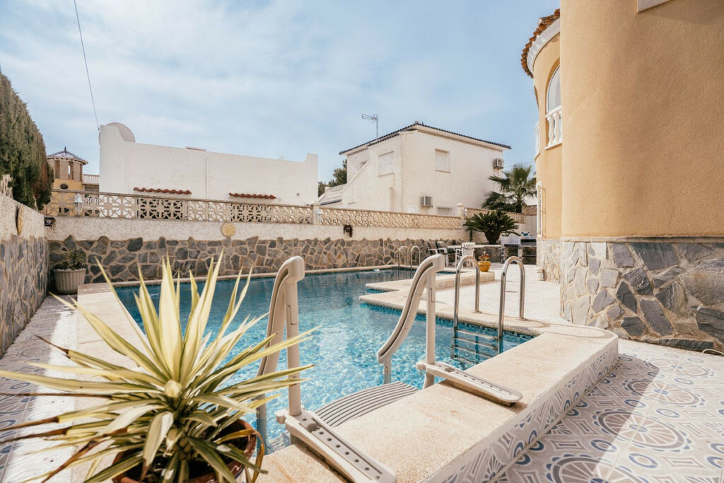 Detached Villa Villamartin Alicante - image 2