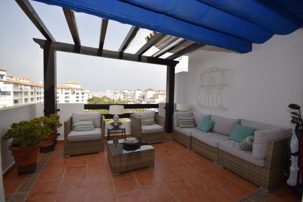 Middle Floor Apartment Puerto Banús Málaga - image 2