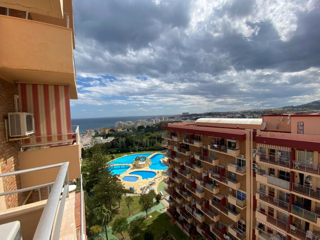 Middle Floor Apartment Benalmadena Málaga - image 2