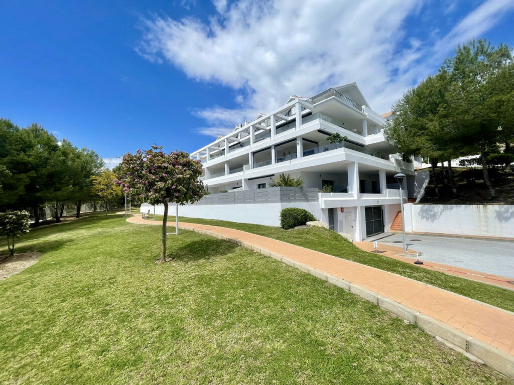 Middle Floor Apartment Estepona Málaga - image 5
