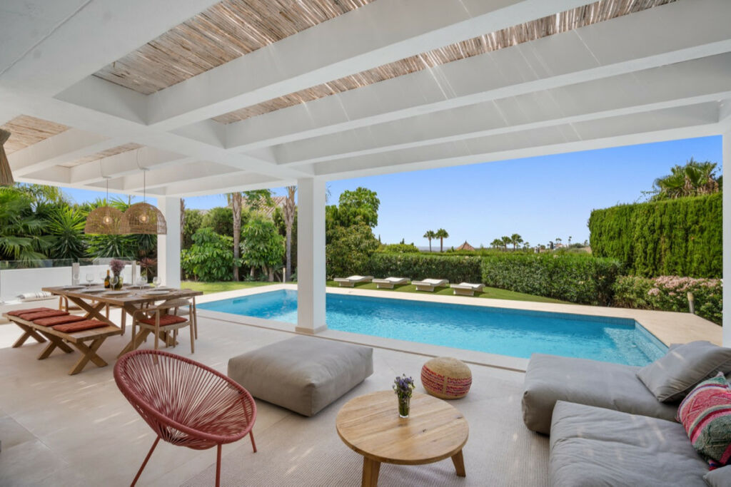 Detached Villa El Paraiso Málaga - image 2