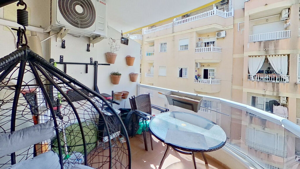 Middle Floor Apartment Torrevieja Alicante - image 2